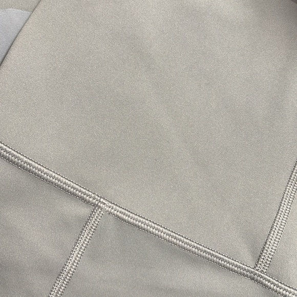 Like new, Lululemon cropped legging, scallop hem
Size 6 - Picture 4 of 4